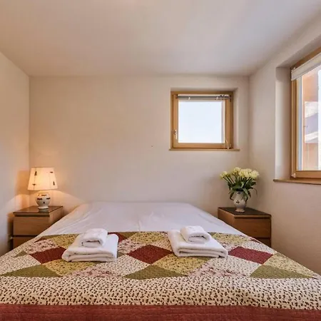 Chalet Tetra New Chalet For 10 2 Indoor Parking Spots シャレー